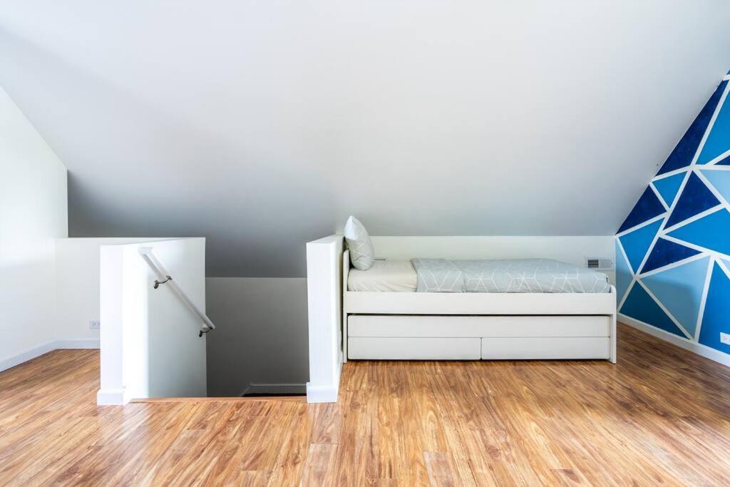 Duplex 3 Bed 2 Bat Steps From Lincoln Square * Chicago