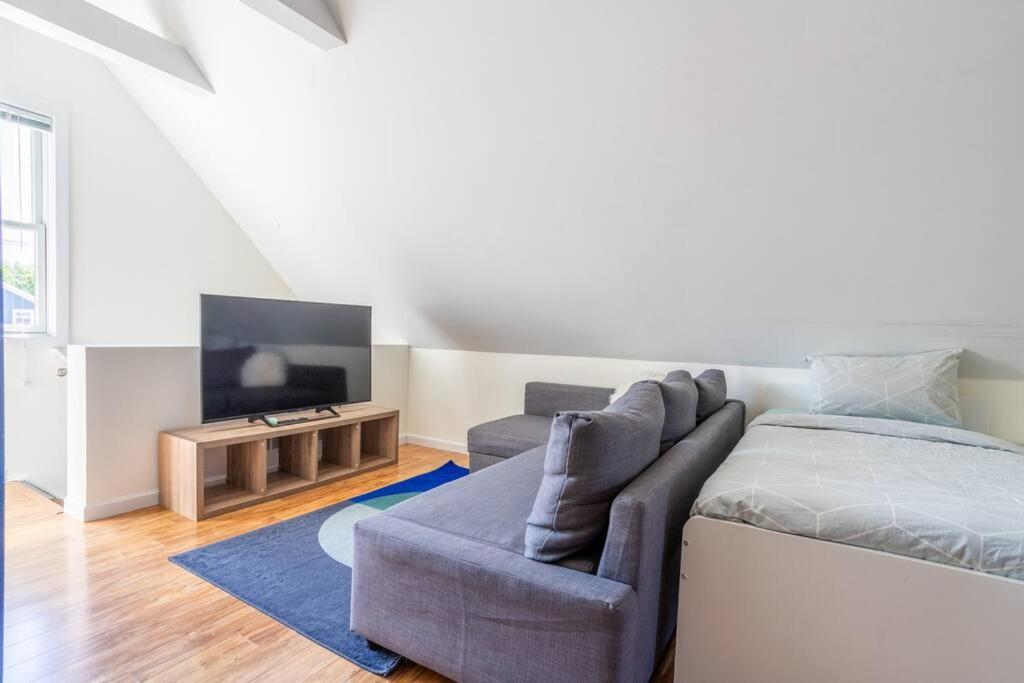 Duplex 3 Bed 2 Bat Steps From Lincoln Square Apartment